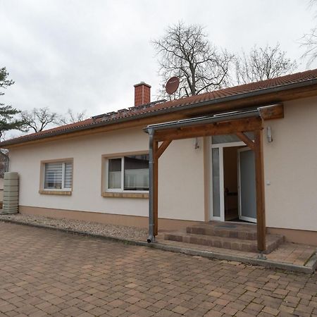 Stadthaus Mit 2 Schlafzimmern & Wohnzimmer Mit Kamin - Kostenloser Privat-Parkplatz Auf Dem Grundstueck Лайпциг Екстериор снимка