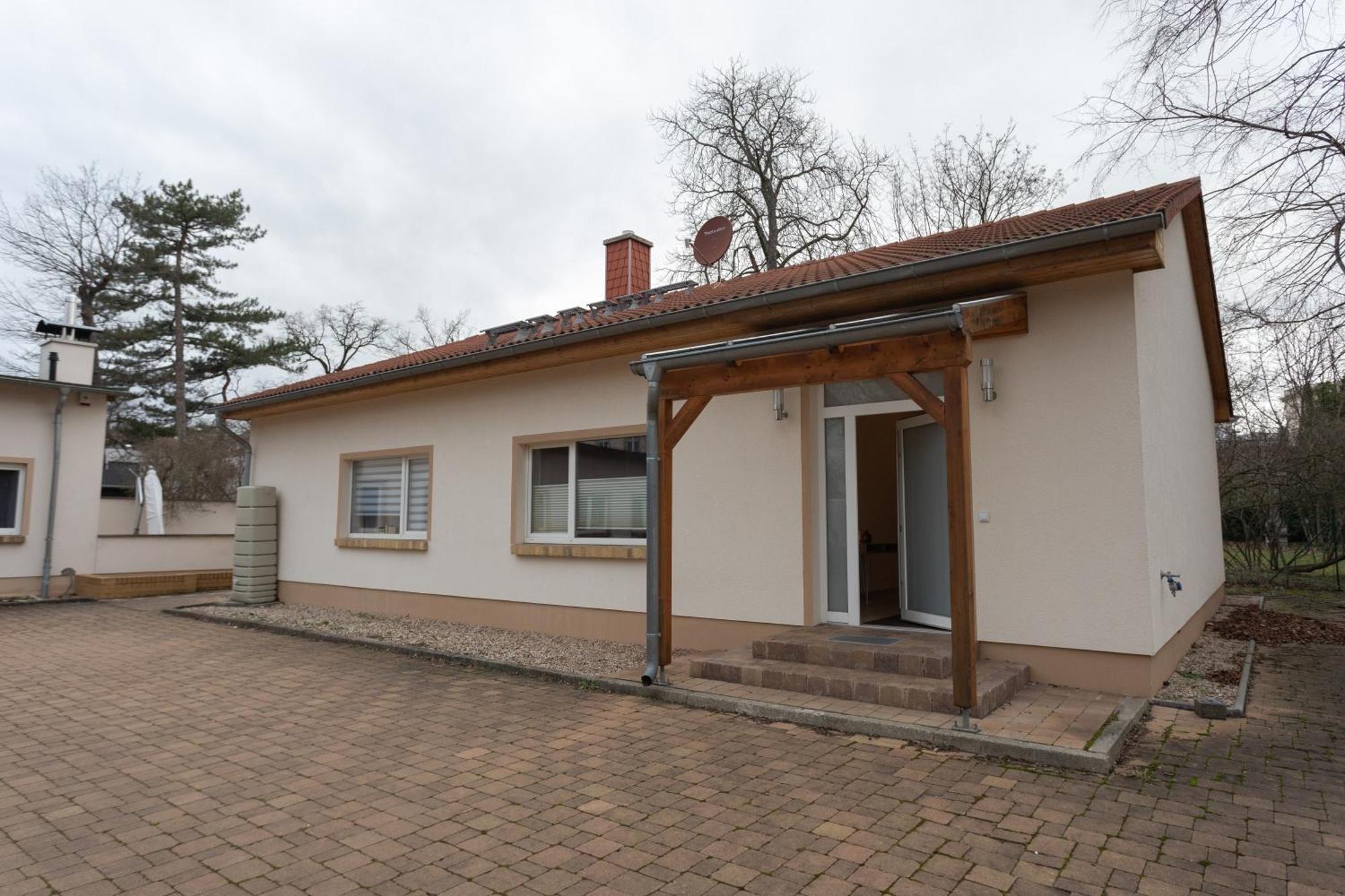 Stadthaus Mit 2 Schlafzimmern & Wohnzimmer Mit Kamin - Kostenloser Privat-Parkplatz Auf Dem Grundstueck Лайпциг Екстериор снимка