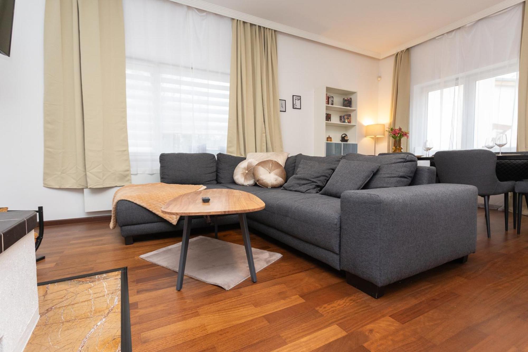 Stadthaus Mit 2 Schlafzimmern & Wohnzimmer Mit Kamin - Kostenloser Privat-Parkplatz Auf Dem Grundstueck Лайпциг Екстериор снимка